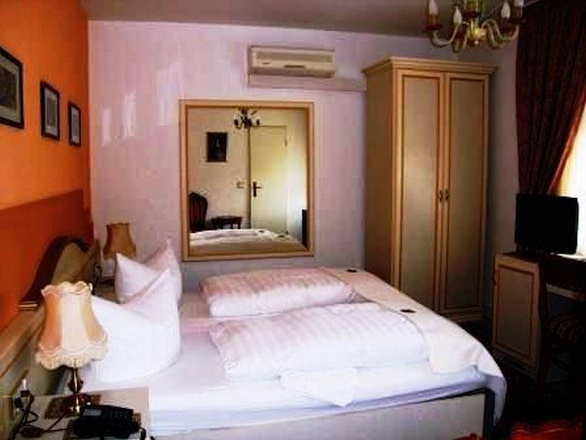 Haus Mooren, Hotel Garni Dusseldorf Exterior photo